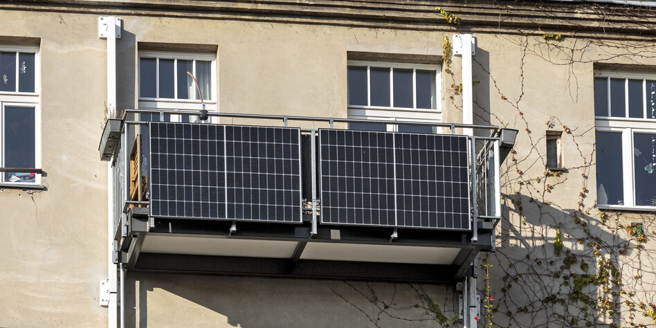 Sonne vorm Balkon, zwei Solarmodule erzeugen Sonnenstrom. Solar, Strom, Solarstrom, privat, erneuerbar, Photovoltaik, Photovoltaikanlage, Energie. Berlin 14. November 2023 Engl. Sun at Balcony, two panels generating solar power. renewable, energy, private. Berlin, Germany. 14th of November 2023